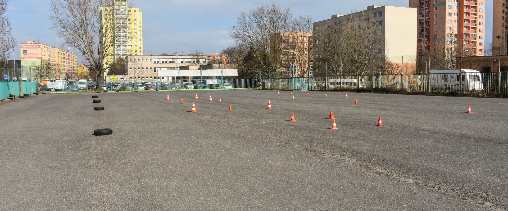 Cvičiště s kužely pro výcvik autoškoly Ostrava